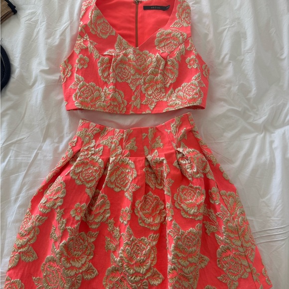 Embroidered Set - Picture 2 of 5